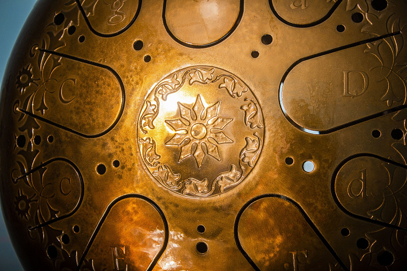 Фото KSY.35.C.e1 Глюкофон 35см, гравировка «Ноты», полукруглые лепестки, Ля-минор, Kosmosky