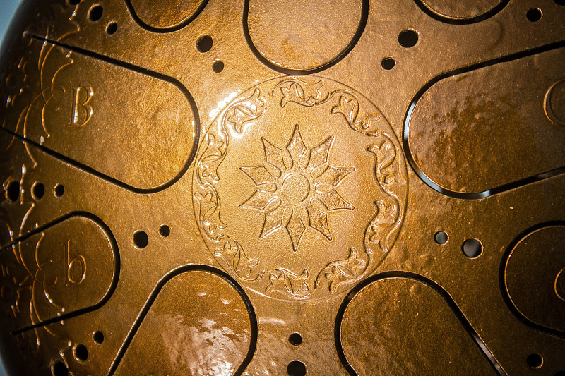 Фото KSY.30.C.e6 Глюкофон 30см, гравировка «Ноты», полукруглые лепестки, Ля-минор, Kosmosky